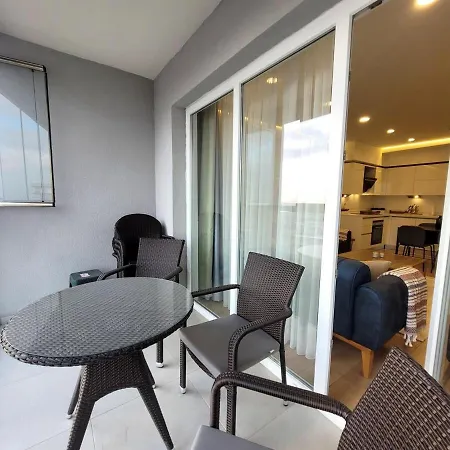 Relax Unwind Inviting 2br Apt, Cozy Interiors